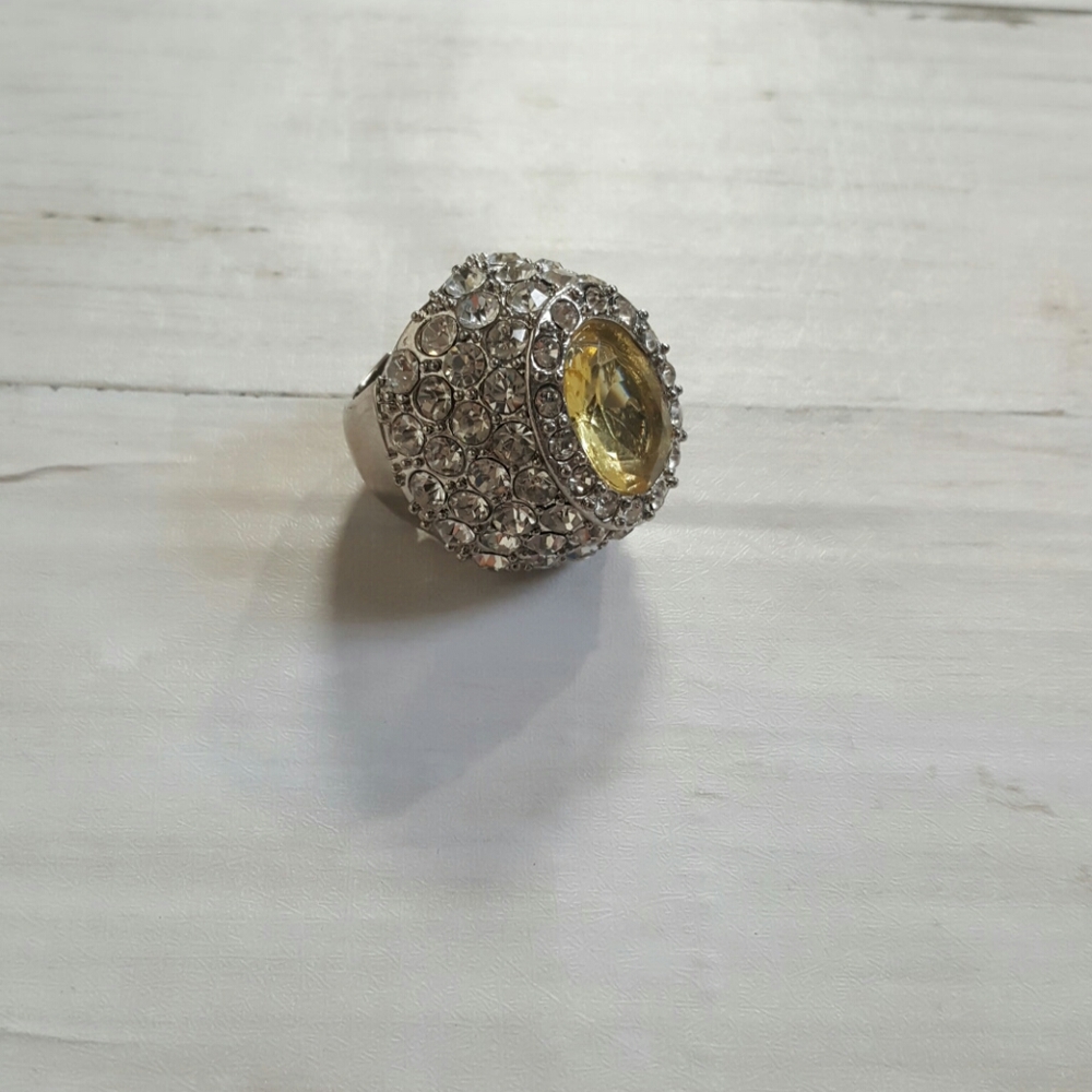 chunky ring‎ yellow stone surrounded by sprakles stretch links silver tone